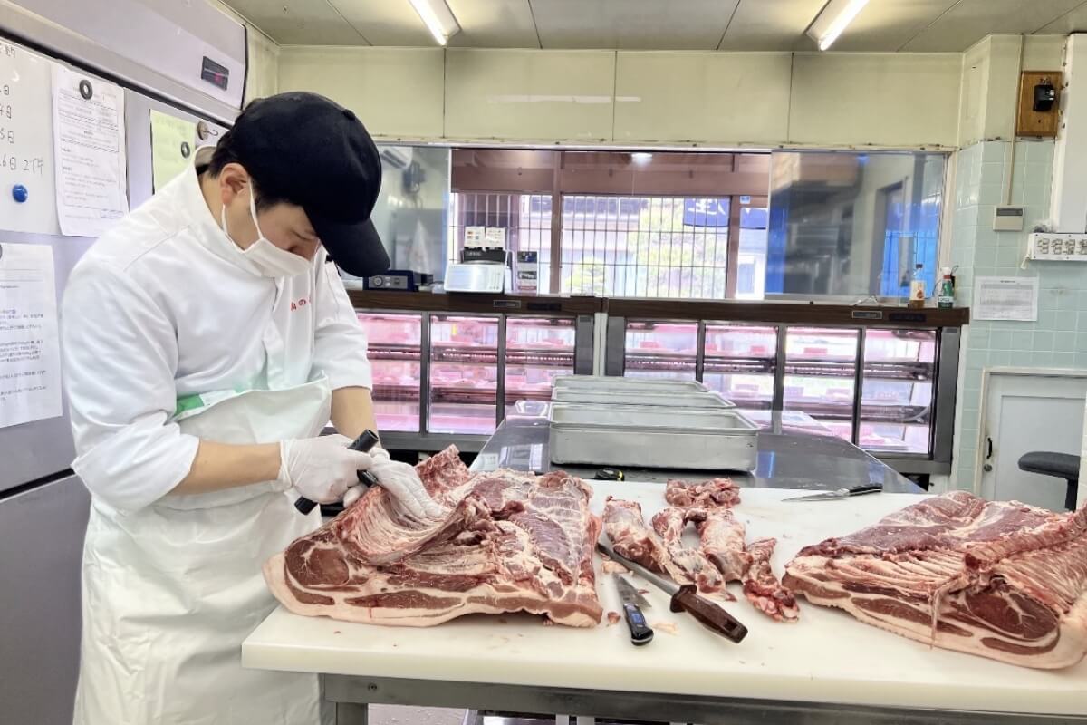 精肉・惣菜店「肉の真田屋」大好評営業中です